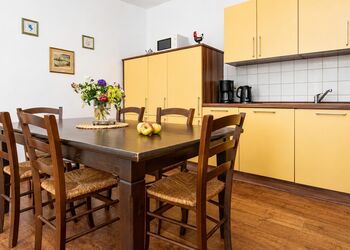 Photo: PapadoXX-Fotografie Dirk Poxdoerfer – Fuchsbau holiday flat kitchen with dining area