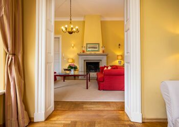 Foto: PapadoXX-Fotografie Dirk Poxdoerfer - Ferienwohnung Herrenhauswohnung Wohnraum mit Kamin