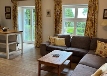 Terrassenblick Wohn- und Essbereich mit Blick in den Garten Foto © Pia Boni