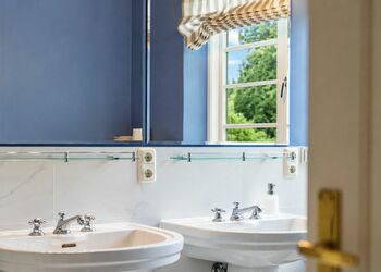 Foto: PapadoXX-Fotografie Dirk Poxdoerfer - Ferienwohnung Herrenhauswohnung  moderes Badezimmer