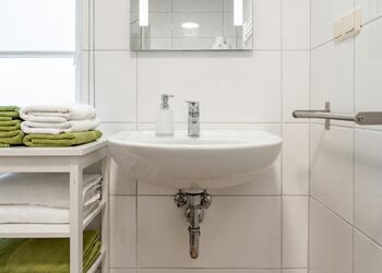 Photo: PapadoXX-Fotografie Dirk Poxdoerfer – Haus Mai holiday home bathroom