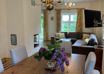 Terrassenblick Esstisch Blick in den Wohnbereich Foto © Pia Boni