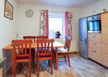 Kitchen with dining table apartment Gartenhäuschen