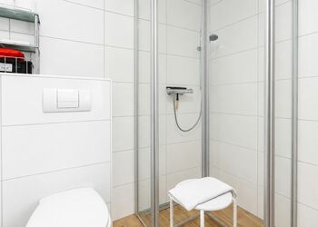 Photo: PapadoXX-Fotografie Dirk Poxdoerfer – Haus Mai holiday home bathroom